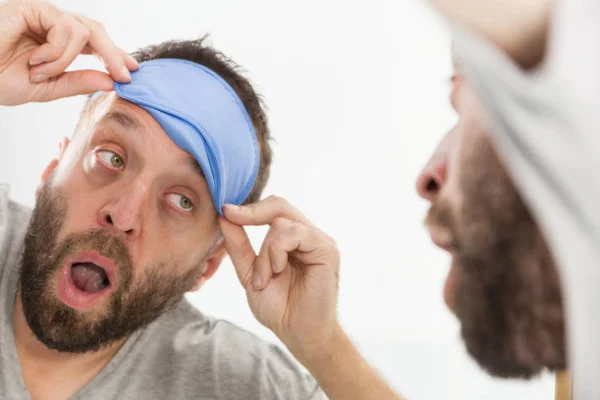 Sleepy man spiegel kijken en geeuwen — Stockfoto