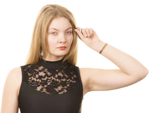 Vrouw draagt zwarte geregen top — Stockfoto