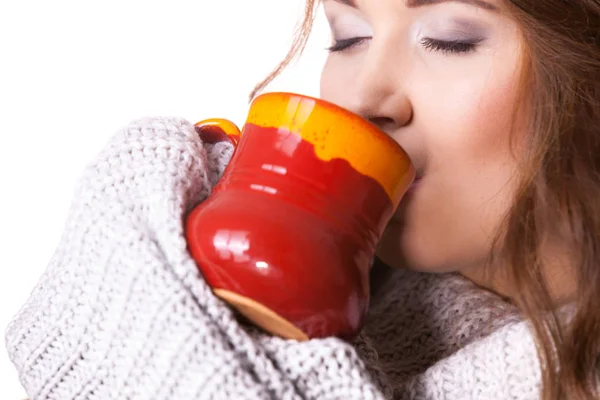 Kvinna med rött te kaffe mugg — Stockfoto