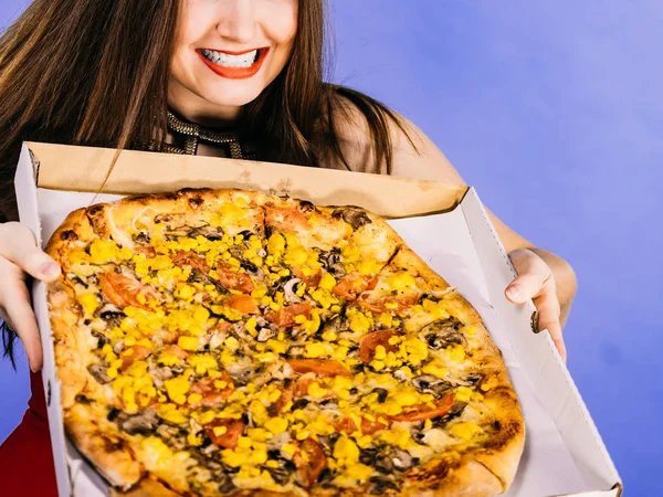 Frau hält große Pizza in Schachtel — Stockfoto