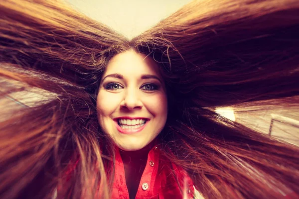 Feliz mulher positiva com cabelos castanhos longos — Fotografia de Stock