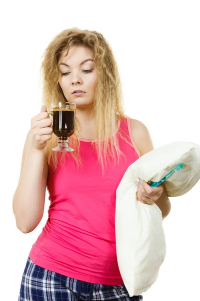 Femme fatiguée buvant son café du matin — Photo