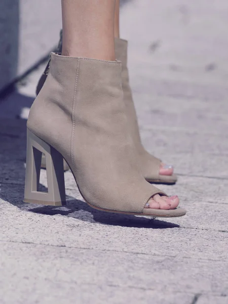 Wanita memakai sepatu hak tinggi berwarna krem — Stok Foto