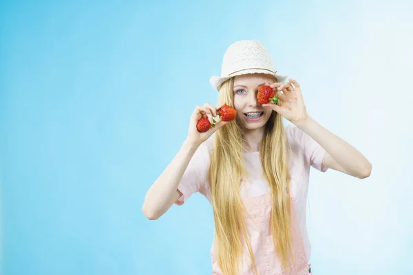 Young woman with fresh strawberries — Stock Photo, Image