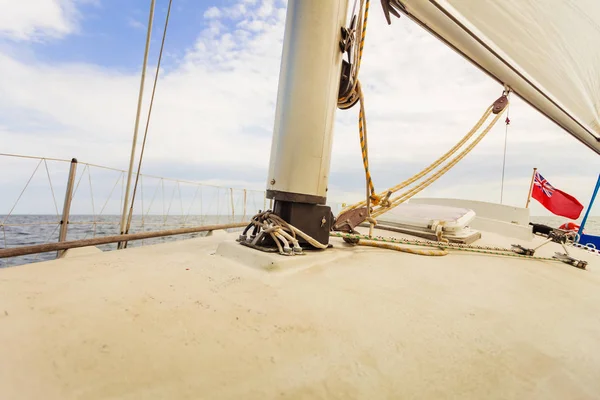 Gedetailleerde dicht omhoog van keerzijde van zeil mast — Stockfoto