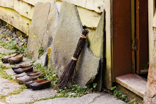 Chaussures hollandaises en bois, chaussures de sabots traditionnelles — Photo