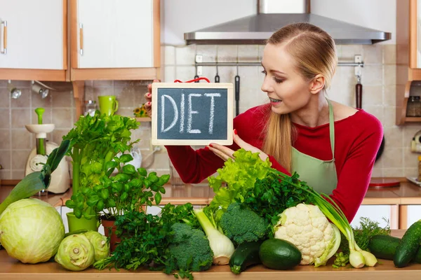 Kobieta w kuchni o diecie zielone warzywa — Zdjęcie stockowe