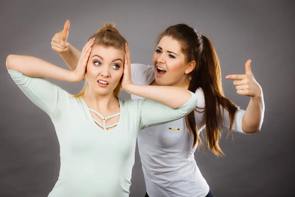 Duas mulheres tendo discutido — Fotografia de Stock