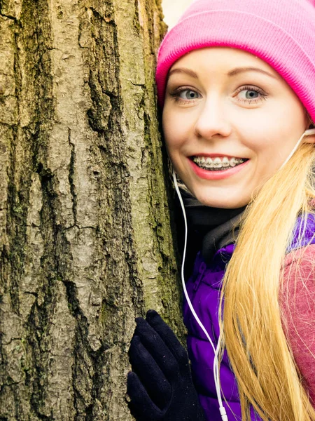 Frau in Sportkleidung umarmt Baum — Stockfoto