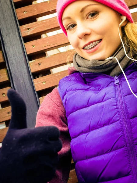 Mujer con ropa deportiva ejercitándose al aire libre durante el otoño —  Fotos de Stock