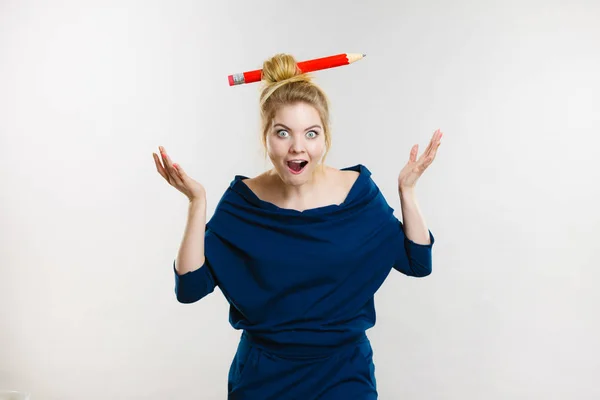 Mujer rubia impactada teniendo un lápiz grande en el pelo — Foto de Stock