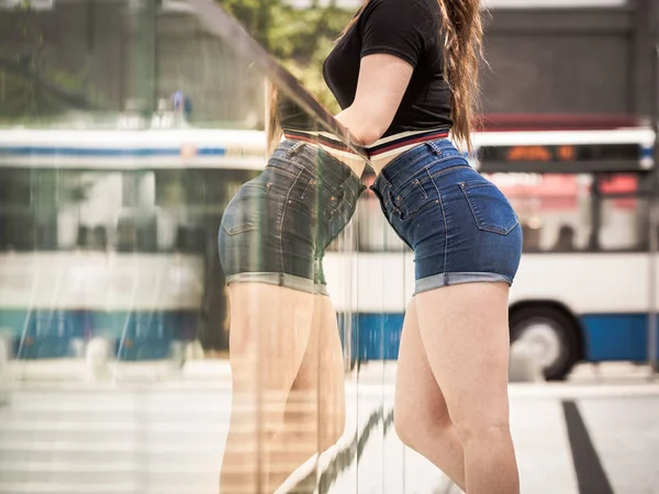 Vrouw rijden rolschaatsen — Stockfoto