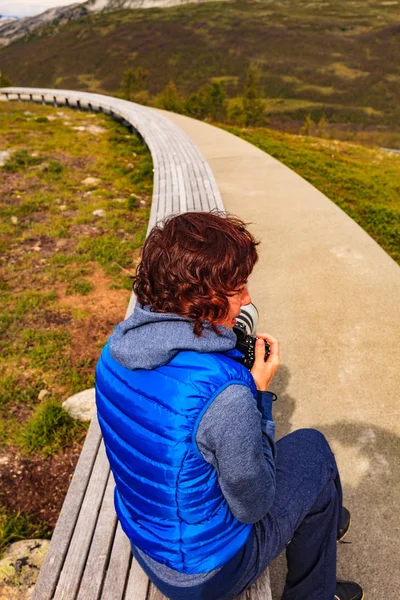 Frau auf vedahaugane Raststätte, Norwegen — Stockfoto