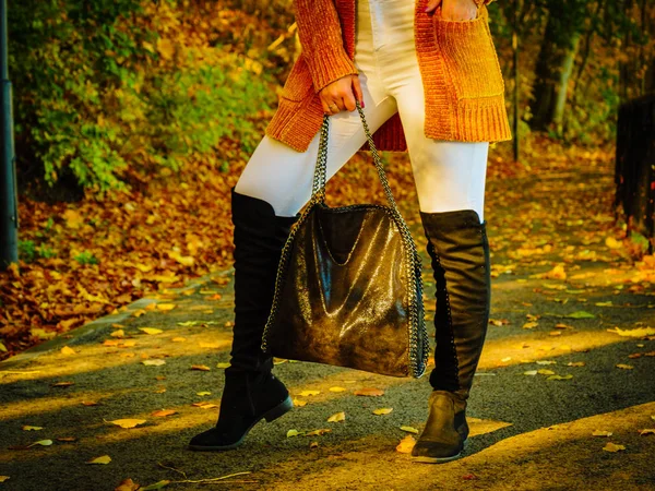 Mujer vistiendo cárdigan naranja otoño al aire libre — Foto de Stock