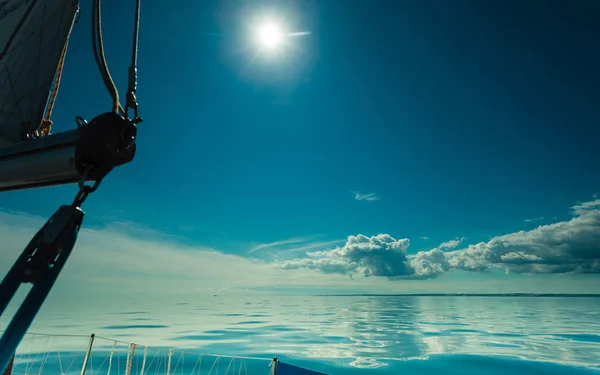 Yates en barco de vela durante el tiempo soleado — Foto de Stock