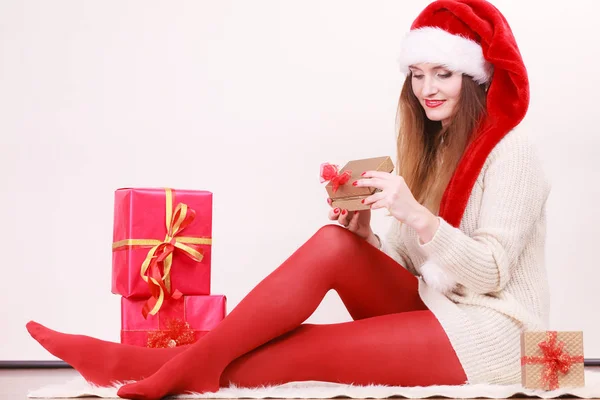 Mujer feliz hacer regalos de Navidad — Foto de Stock