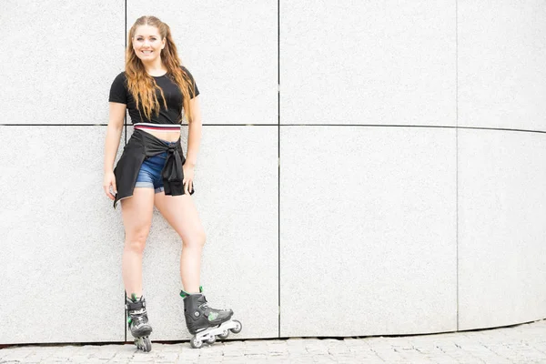 Young woman riding roller skates — Stock Photo, Image