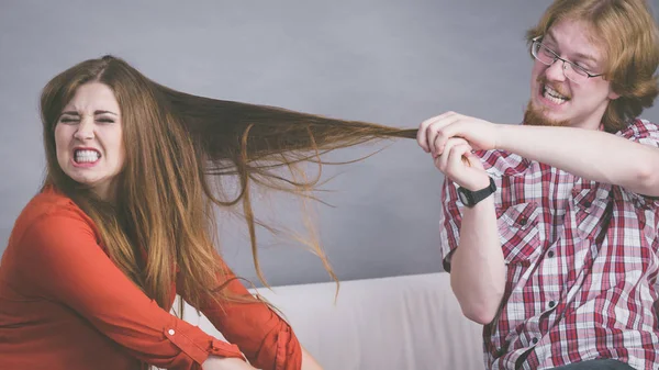 Hermano y hermana peleando — Foto de Stock