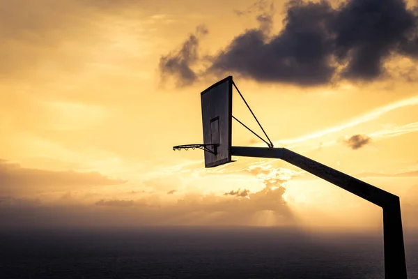 Günbatımı gökyüzü karşı basketbol sepeti — Stok fotoğraf