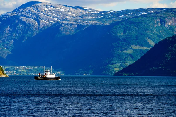 Fjordlandschaft mit Fähre, Norwegen — Stockfoto