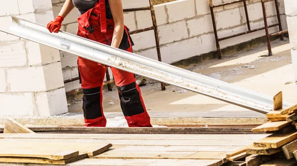 Persona que lleva canalón en el sitio de construcción —  Fotos de Stock