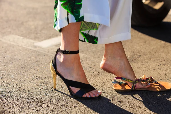 Girl changing shoes. — Stock Photo, Image