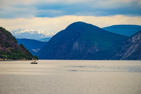 Gemi ile Fiyort manzara, Norveç — Stok fotoğraf