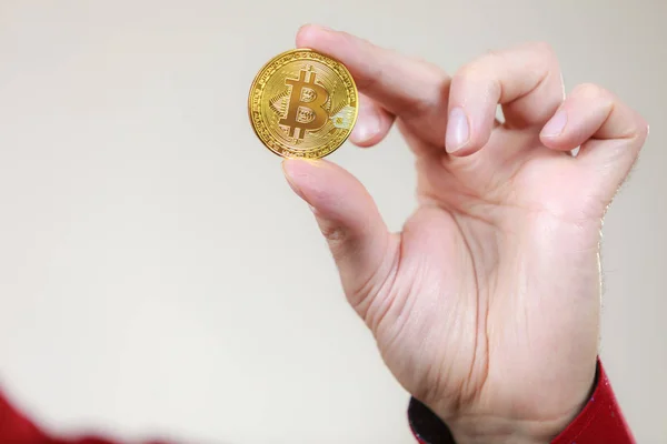 Mies käsi kultainen bitcoin — kuvapankkivalokuva