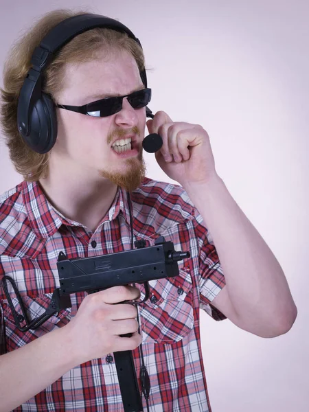 Gamer man shooting from gun — Stock Photo, Image