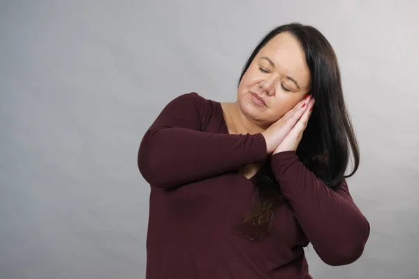 Mujer teniendo un gesto soñoliento — Foto de Stock