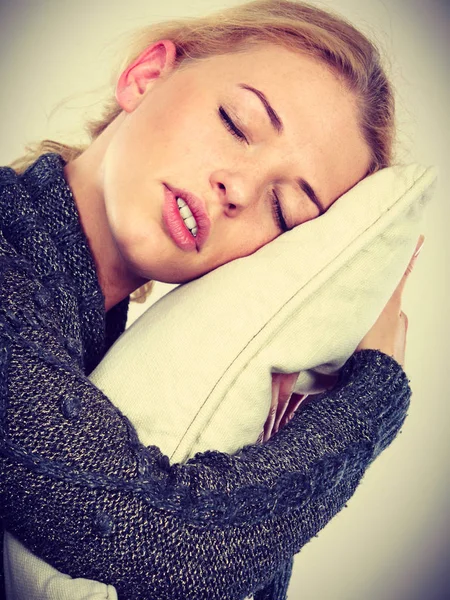 Ευτυχισμένη γυναίκα νυσταλέα κρατώντας άνετο μαξιλάρι — Φωτογραφία Αρχείου