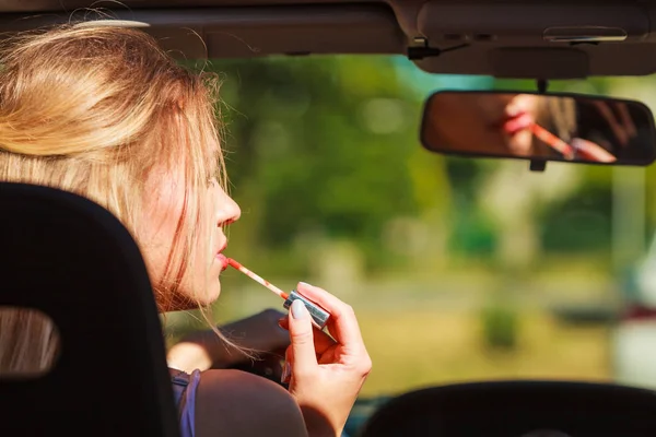 Девушка нанести макияж во время вождения автомобиля . — стоковое фото