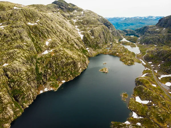 Widok z lotu ptaka. Drogi i jeziora w górach Norwegii — Zdjęcie stockowe