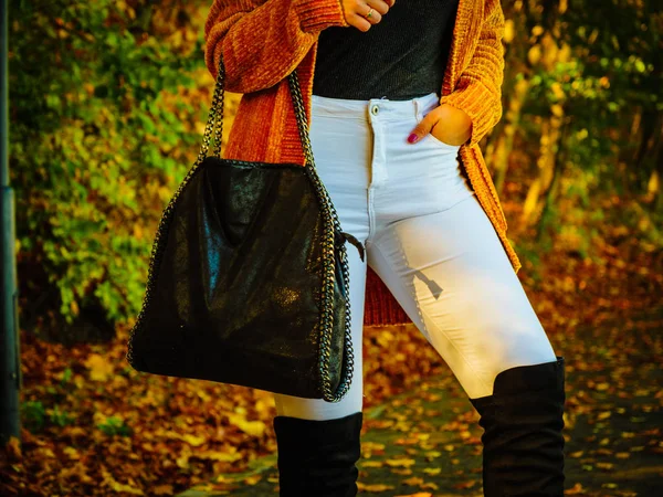 Vrouw draagt oranje herfst Cardigan buiten — Stockfoto