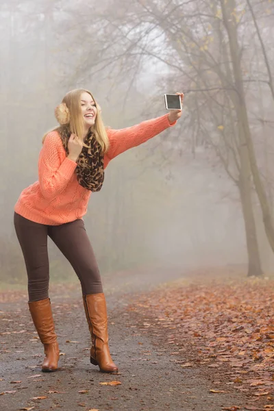 Selfie 写真を撮る公園で幸せなファッション女性. — ストック写真