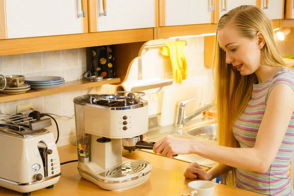 Kvinna i köket att göra kaffe från maskinen — Stockfoto