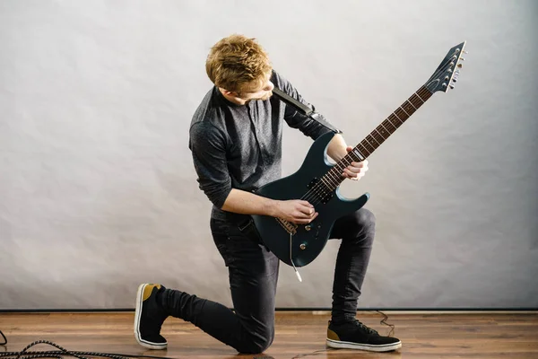 Jeune homme jouant de la guitare électrique — Photo