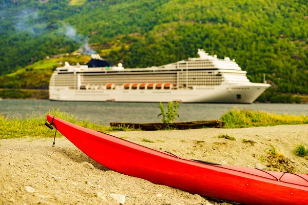 Kayak et bateau de croisière à Flam, Norvège — Photo