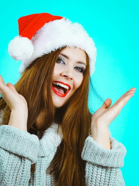 Divertente donna sorpresa a Natale cappello di Babbo Natale — Foto Stock