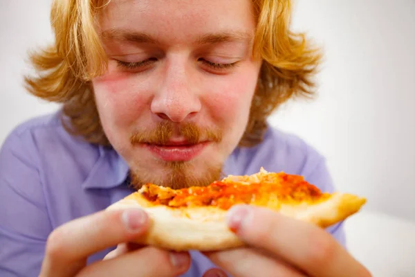 Homem comendo pizza, se divertindo . — Fotografia de Stock