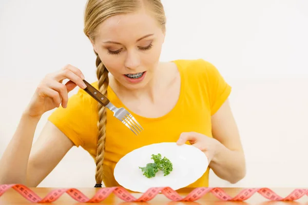 Mulher na dieta segurando prato com alface — Fotografia de Stock