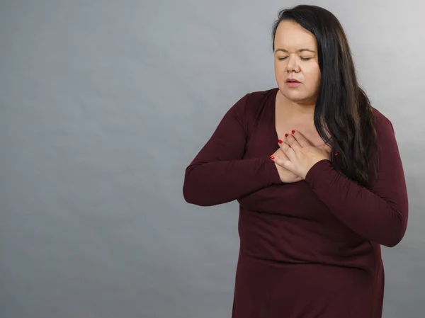 Доросла жінка болить в грудях — стокове фото