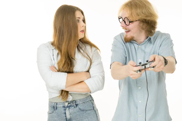 La mujer está enojada con jugar al hombre — Foto de Stock