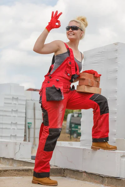 Mujer trabajando con ladrillos —  Fotos de Stock