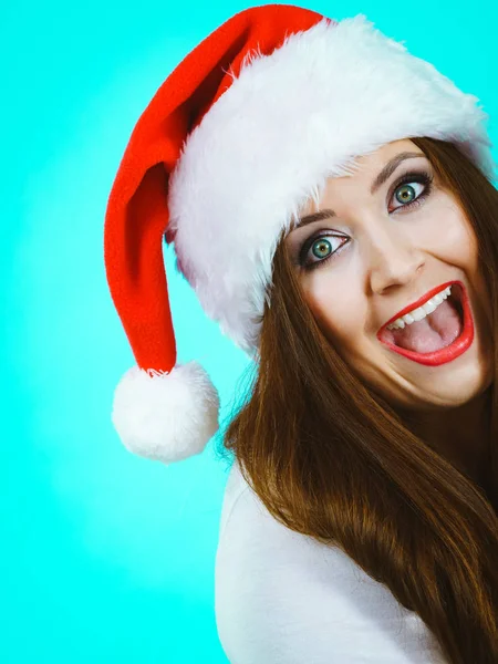 クリスマスサンタ帽子で面白い驚いた女性 — ストック写真