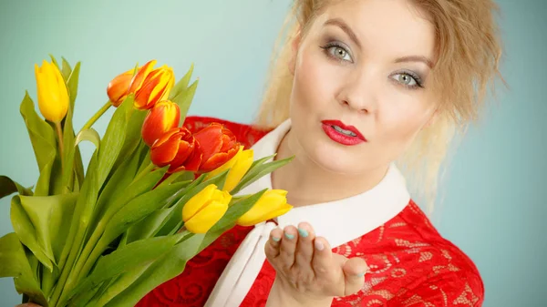 Hübsche Frau mit rotem gelben Tulpenstrauß — Stockfoto