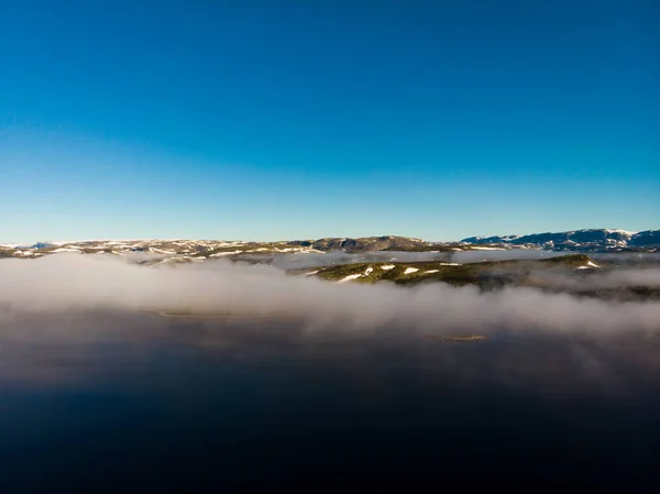 Nubes sobre el agua del lago, Paisaje Hardangervidda, Noruega — Foto de Stock