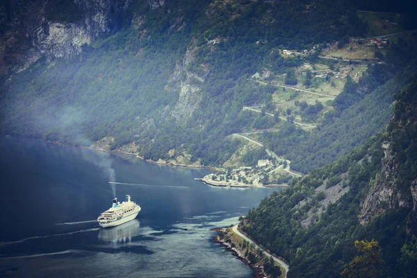 Fjord Geirangerfjord s výletní lodí, Norsko. — Stock fotografie