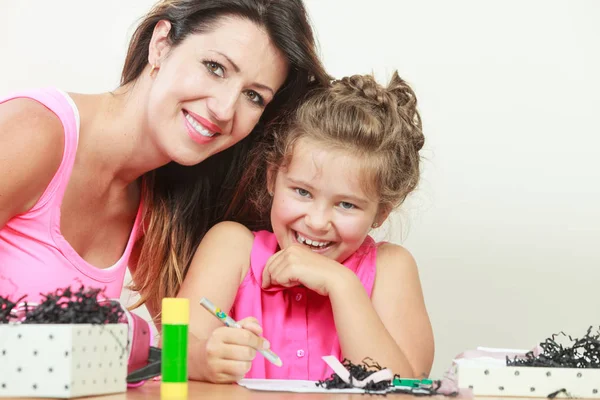 Mamma hjälper dottern med läxorna — Stockfoto