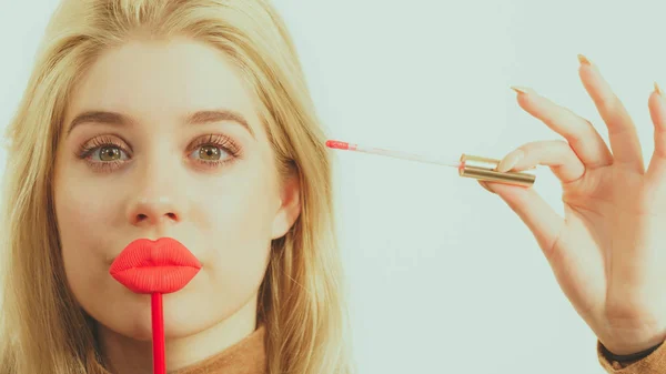 Kvinna ansöker läppstift och lip gloss — Stockfoto
